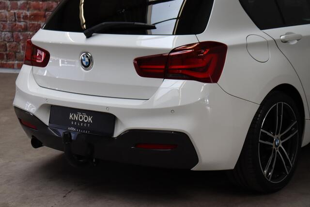 BMW 1-SERIE 118i Executive M Sport Pakket Automaat 5 deurs / Navigatiesysteem / 18 Inch / LED / Trekhaak / Extra Getint Glas / Stoelverwarming / LED / Climate Control / Hifi / Lichtpakket / Cruise Control / Bluetooth / Shadow Line