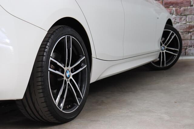 BMW 1-SERIE 118i Executive M Sport Pakket Automaat 5 deurs / Navigatiesysteem / 18 Inch / LED / Trekhaak / Extra Getint Glas / Stoelverwarming / LED / Climate Control / Hifi / Lichtpakket / Cruise Control / Bluetooth / Shadow Line