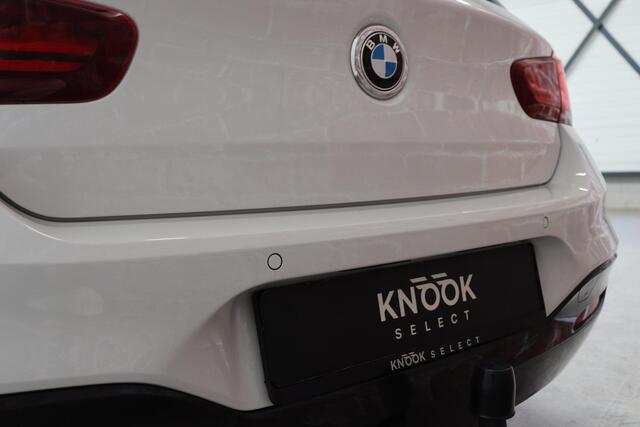 BMW 1-SERIE 118i Executive M Sport Pakket Automaat 5 deurs / Navigatiesysteem / 18 Inch / LED / Trekhaak / Extra Getint Glas / Stoelverwarming / LED / Climate Control / Hifi / Lichtpakket / Cruise Control / Bluetooth / Shadow Line