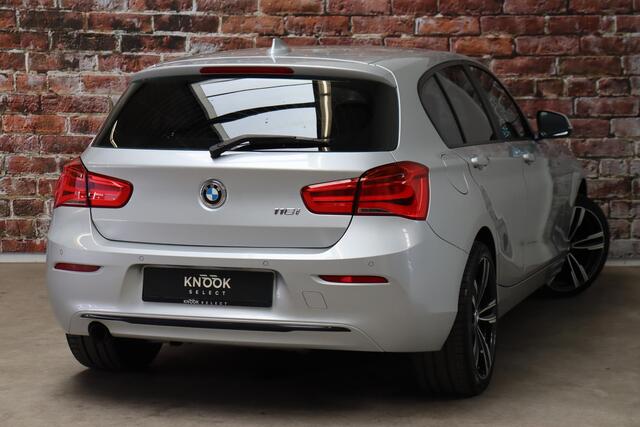 BMW 1-SERIE 116i Executive Sport Line 5 deurs / Navigatiesysteem / Trekhaak / LED / Sportstoelen / Parkeersensoren / Extra Getint Glas / Climate Control / Bluetooth / Cruise Control