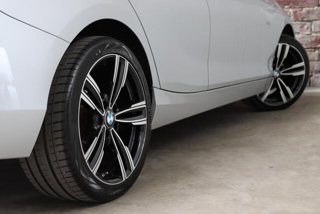 BMW 1-SERIE 116i Executive Sport Line 5 deurs / Navigatiesysteem / Trekhaak / LED / Sportstoelen / Parkeersensoren / Extra Getint Glas / Climate Control / Bluetooth / Cruise Control