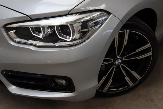 BMW 1-SERIE 116i Executive Sport Line 5 deurs / Navigatiesysteem / Trekhaak / LED / Sportstoelen / Parkeersensoren / Extra Getint Glas / Climate Control / Bluetooth / Cruise Control