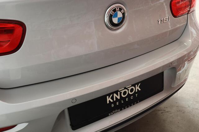 BMW 1-SERIE 116i Executive Sport Line 5 deurs / Navigatiesysteem / Trekhaak / LED / Sportstoelen / Parkeersensoren / Extra Getint Glas / Climate Control / Bluetooth / Cruise Control