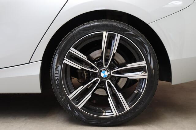 BMW 1-SERIE 116i Executive Sport Line 5 deurs / Navigatiesysteem / Trekhaak / LED / Sportstoelen / Parkeersensoren / Extra Getint Glas / Climate Control / Bluetooth / Cruise Control