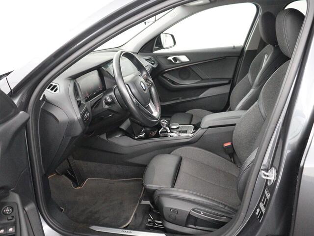 BMW 1-SERIE 118i Executive Edition Sport Line | Half Leder | Carplay | Cruise control | Park assist | Sfeerverlichting | Climate contol | Virtual Dashboard | Full LED | Navigatie |