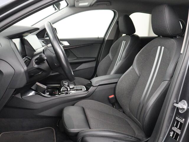 BMW 1-SERIE 118i Executive Edition Sport Line | Half Leder | Carplay | Cruise control | Park assist | Sfeerverlichting | Climate contol | Virtual Dashboard | Full LED | Navigatie |