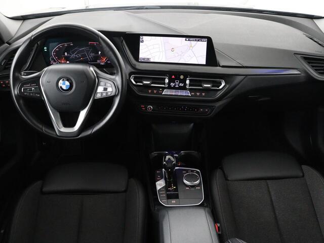 BMW 1-SERIE 118i Executive Edition Sport Line | Half Leder | Carplay | Cruise control | Park assist | Sfeerverlichting | Climate contol | Virtual Dashboard | Full LED | Navigatie |