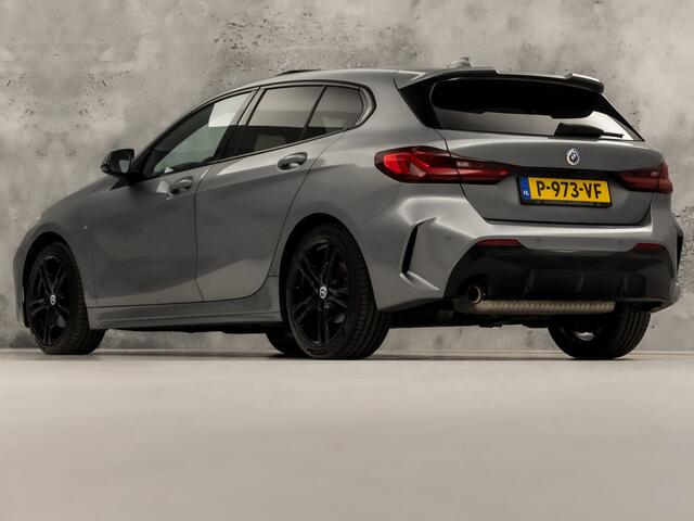 BMW 1-SERIE 118i M Sport Automaat (PANORAMADAK, M PAKKET, APPLE CARPLAY, GROOT NAVI, CAMERA, SPORTSTOELEN, SPOILER, GETINT GLAS, SFEERVERLICHTING, NIEUWSTAAT)