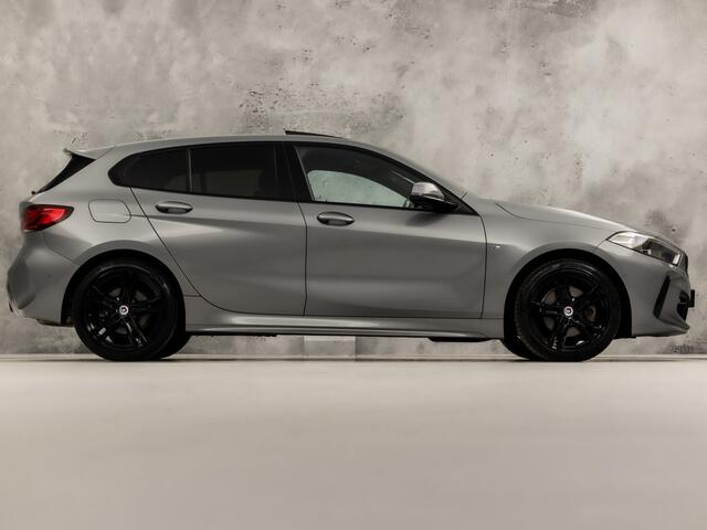 BMW 1-SERIE 118i M Sport Automaat (PANORAMADAK, M PAKKET, APPLE CARPLAY, GROOT NAVI, CAMERA, SPORTSTOELEN, SPOILER, GETINT GLAS, SFEERVERLICHTING, NIEUWSTAAT)