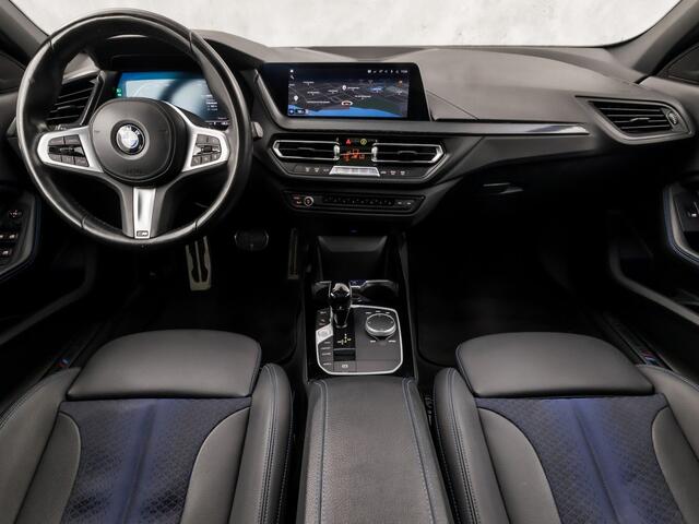 BMW 1-SERIE 118i M Sport Automaat (PANORAMADAK, M PAKKET, APPLE CARPLAY, GROOT NAVI, CAMERA, SPORTSTOELEN, SPOILER, GETINT GLAS, SFEERVERLICHTING, NIEUWSTAAT)
