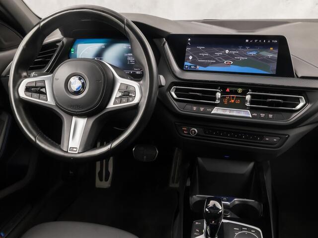 BMW 1-SERIE 118i M Sport Automaat (PANORAMADAK, M PAKKET, APPLE CARPLAY, GROOT NAVI, CAMERA, SPORTSTOELEN, SPOILER, GETINT GLAS, SFEERVERLICHTING, NIEUWSTAAT)