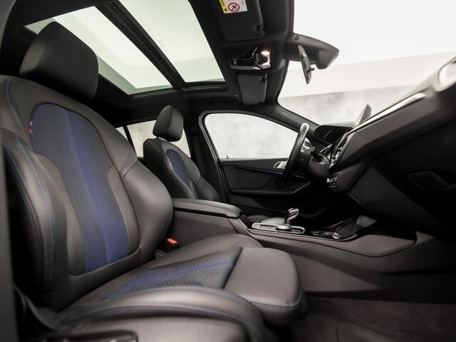 BMW 1-SERIE 118i M Sport Automaat (PANORAMADAK, M PAKKET, APPLE CARPLAY, GROOT NAVI, CAMERA, SPORTSTOELEN, SPOILER, GETINT GLAS, SFEERVERLICHTING, NIEUWSTAAT)