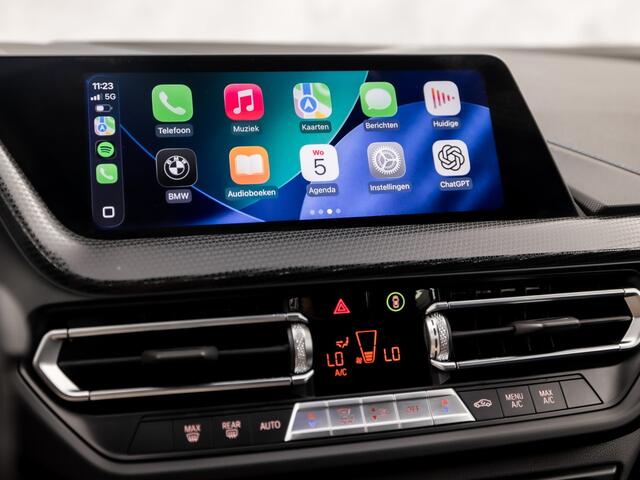 BMW 1-SERIE 118i M Sport Automaat (PANORAMADAK, M PAKKET, APPLE CARPLAY, GROOT NAVI, CAMERA, SPORTSTOELEN, SPOILER, GETINT GLAS, SFEERVERLICHTING, NIEUWSTAAT)