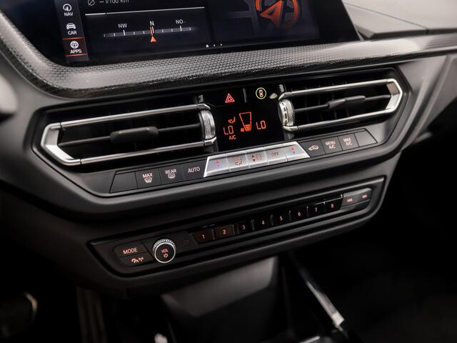BMW 1-SERIE 118i M Sport Automaat (PANORAMADAK, M PAKKET, APPLE CARPLAY, GROOT NAVI, CAMERA, SPORTSTOELEN, SPOILER, GETINT GLAS, SFEERVERLICHTING, NIEUWSTAAT)