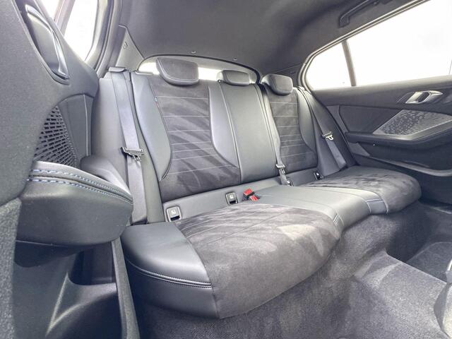 BMW 1-SERIE 120 M-Sport 18 Inch / Getinte Ramen Achter / Driving Assistant / Adaptief M Onderstel / Achteruitrij Camera