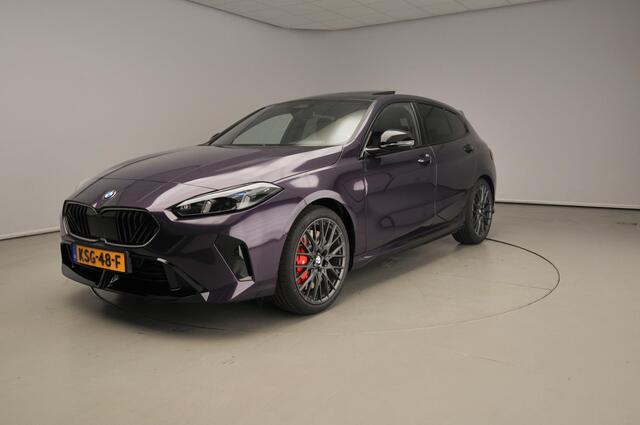 BMW 1-SERIE 5-deurs 120 M-Sportpakket Pro / Driving assist plus / Trekhaak / Harman-Kardon / Panoramadak / Getint glas / Alu wielen 19 inch