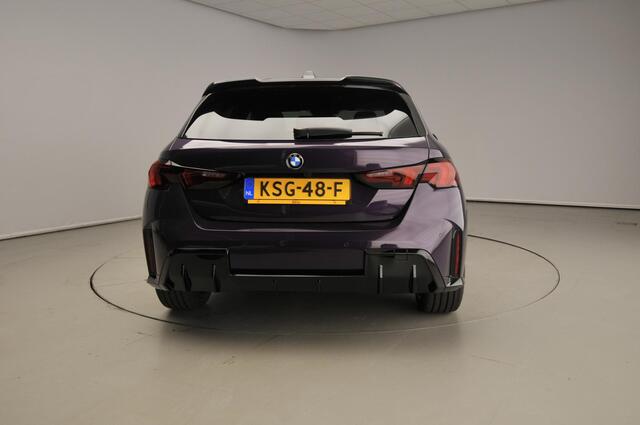 BMW 1-SERIE 5-deurs 120 M-Sportpakket Pro / Driving assist plus / Trekhaak / Harman-Kardon / Panoramadak / Getint glas / Alu wielen 19 inch