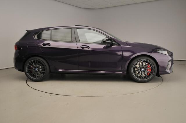 BMW 1-SERIE 5-deurs 120 M-Sportpakket Pro / Driving assist plus / Trekhaak / Harman-Kardon / Panoramadak / Getint glas / Alu wielen 19 inch