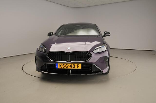 BMW 1-SERIE 5-deurs 120 M-Sportpakket Pro / Driving assist plus / Trekhaak / Harman-Kardon / Panoramadak / Getint glas / Alu wielen 19 inch