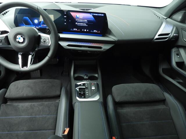 BMW 1-SERIE 5-deurs 120 M-Sportpakket Pro / Driving assist plus / Trekhaak / Harman-Kardon / Panoramadak / Getint glas / Alu wielen 19 inch