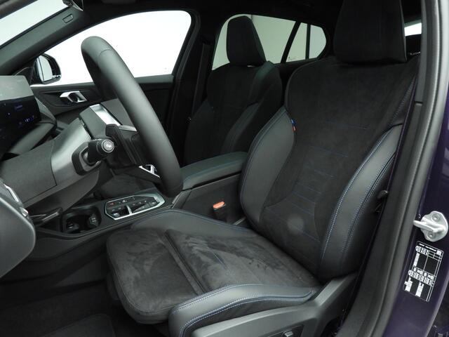 BMW 1-SERIE 5-deurs 120 M-Sportpakket Pro / Driving assist plus / Trekhaak / Harman-Kardon / Panoramadak / Getint glas / Alu wielen 19 inch