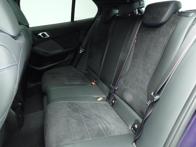 BMW 1-SERIE 5-deurs 120 M-Sportpakket Pro / Driving assist plus / Trekhaak / Harman-Kardon / Panoramadak / Getint glas / Alu wielen 19 inch