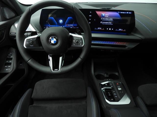 BMW 1-SERIE 5-deurs 120 M-Sportpakket Pro / Driving assist plus / Trekhaak / Harman-Kardon / Panoramadak / Getint glas / Alu wielen 19 inch