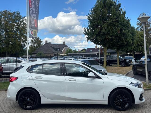 BMW 1-SERIE 118i High Executive Sport Automaat 2021 Wit
