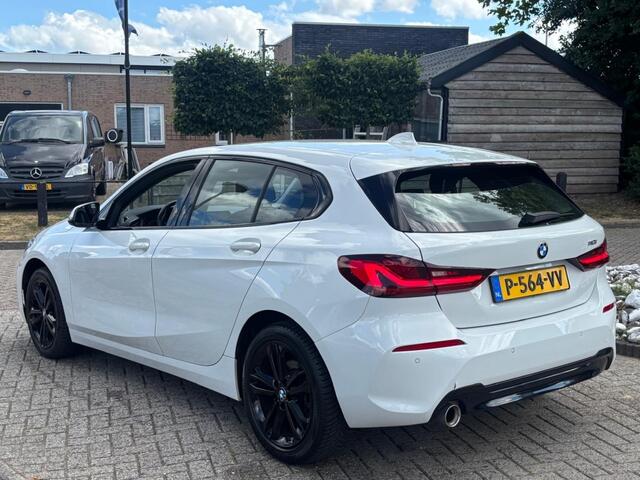 BMW 1-SERIE 118i High Executive Sport Automaat 2021 Wit