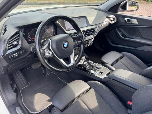 BMW 1-SERIE 118i High Executive Sport Automaat 2021 Wit