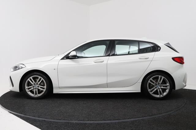 BMW 1-SERIE 118i High Executive (TREKHAAK, CAMERA, SFEERVERLICHTING, DEALER ONDERHOUDEN)