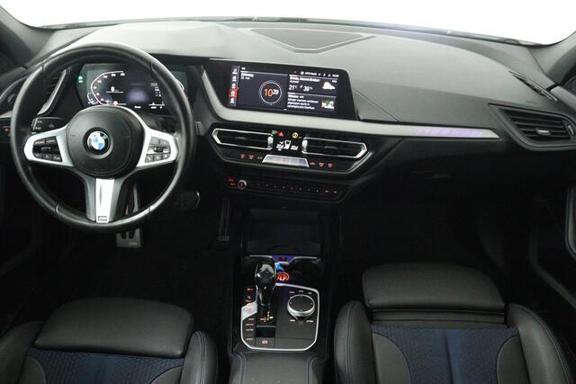 BMW 1-SERIE 118i High Executive (TREKHAAK, CAMERA, SFEERVERLICHTING, DEALER ONDERHOUDEN)