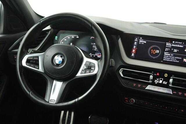 BMW 1-SERIE 118i High Executive (TREKHAAK, CAMERA, SFEERVERLICHTING, DEALER ONDERHOUDEN)