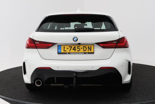 BMW 1-SERIE 118i High Executive (TREKHAAK, CAMERA, SFEERVERLICHTING, DEALER ONDERHOUDEN)