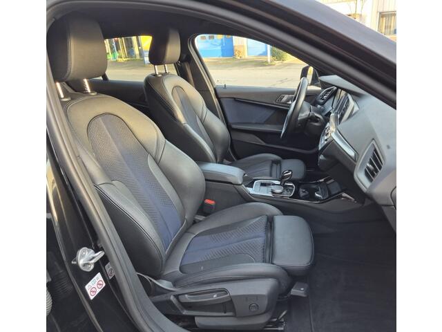 BMW 1-SERIE 118i H.EXE AUT M-SPORT C/P LEER NAVI INRUIL MOG!!!!