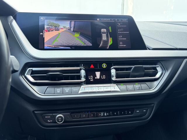 BMW 1-SERIE 118i Executive Edition M-Sport Zetels HUD Adapt.Cruise Carplay Camera Uitstraling!