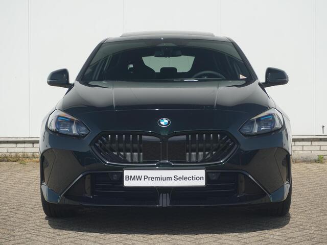 BMW 1-SERIE 5-deurs 120 | M Sportpakket Pro | Panoramadak | Harman-Kardon | Driving Assistant Plus | Elektrisch verstelbare stoelen