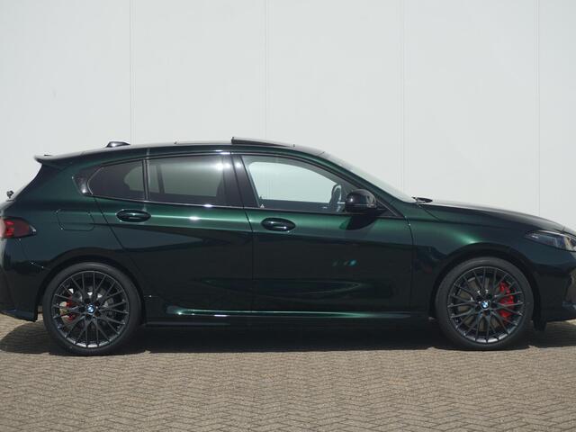 BMW 1-SERIE 5-deurs 120 | M Sportpakket Pro | Panoramadak | Harman-Kardon | Driving Assistant Plus | Elektrisch verstelbare stoelen