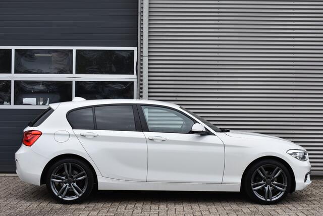 BMW 1-SERIE 118I EXECUTIVE / M-SPORT VELGEN / KEYLESS / CLIMA