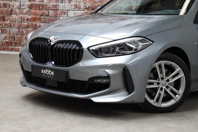 BMW 1-SERIE 118i M Sport Pakkt Automaat / Live Cockpit Professional / Panoramadak / Sportstoelen / Active Guard Plus / Achteruitrijcamera / Parkeersensoren voor + achter / Climate Control / Bluetooth / Extra Getint Glas / Cruise Control / DAB