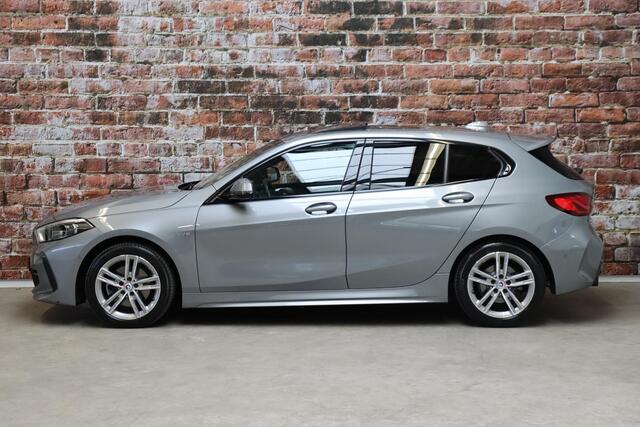 BMW 1-SERIE 118i M Sport Pakkt Automaat / Live Cockpit Professional / Panoramadak / Sportstoelen / Active Guard Plus / Achteruitrijcamera / Parkeersensoren voor + achter / Climate Control / Bluetooth / Extra Getint Glas / Cruise Control / DAB