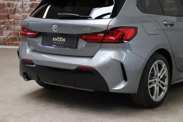 BMW 1-SERIE 118i M Sport Pakkt Automaat / Live Cockpit Professional / Panoramadak / Sportstoelen / Active Guard Plus / Achteruitrijcamera / Parkeersensoren voor + achter / Climate Control / Bluetooth / Extra Getint Glas / Cruise Control / DAB