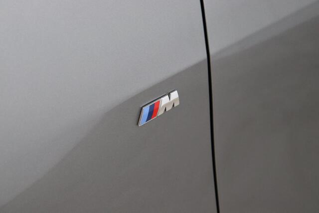 BMW 1-SERIE 118i M Sport Pakkt Automaat / Live Cockpit Professional / Panoramadak / Sportstoelen / Active Guard Plus / Achteruitrijcamera / Parkeersensoren voor + achter / Climate Control / Bluetooth / Extra Getint Glas / Cruise Control / DAB