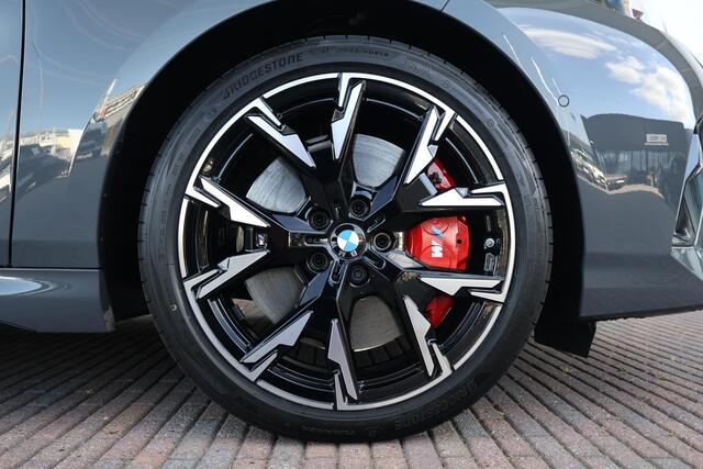 BMW 1-SERIE 120 M Sport Design Edition | Sport Pakket Pro | Invidual Grigio-Telesto | Panorama Dak | Harman Kardon | Elektr. Achterklep | Comforttoegang |