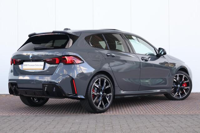 BMW 1-SERIE 120 M Sport Design Edition | Sport Pakket Pro | Invidual Grigio-Telesto | Panorama Dak | Harman Kardon | Elektr. Achterklep | Comforttoegang |