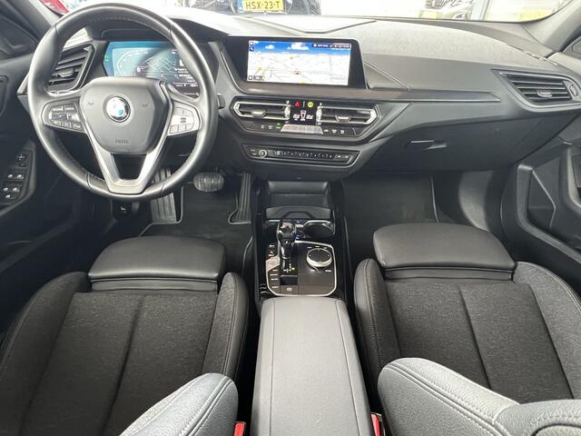 BMW 1-SERIE 118i Automaat Sportline Executive Edition Navi Prof Sportstoelen Led koplampen 17 Inch Velgen Dab Parkeersensoren v+a Shadow Line Getint Glas NL Auto