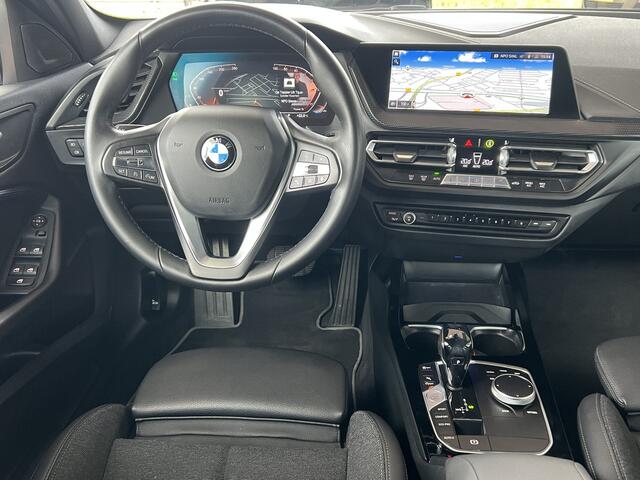 BMW 1-SERIE 118i Automaat Sportline Executive Edition Navi Prof Sportstoelen Led koplampen 17 Inch Velgen Dab Parkeersensoren v+a Shadow Line Getint Glas NL Auto