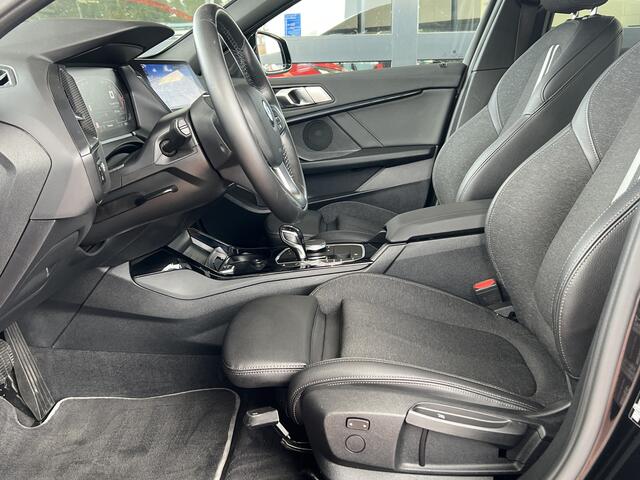 BMW 1-SERIE 118i Automaat Sportline Executive Edition Navi Prof Sportstoelen Led koplampen 17 Inch Velgen Dab Parkeersensoren v+a Shadow Line Getint Glas NL Auto