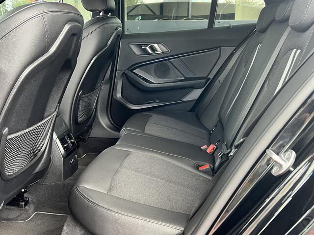 BMW 1-SERIE 118i Automaat Sportline Executive Edition Navi Prof Sportstoelen Led koplampen 17 Inch Velgen Dab Parkeersensoren v+a Shadow Line Getint Glas NL Auto