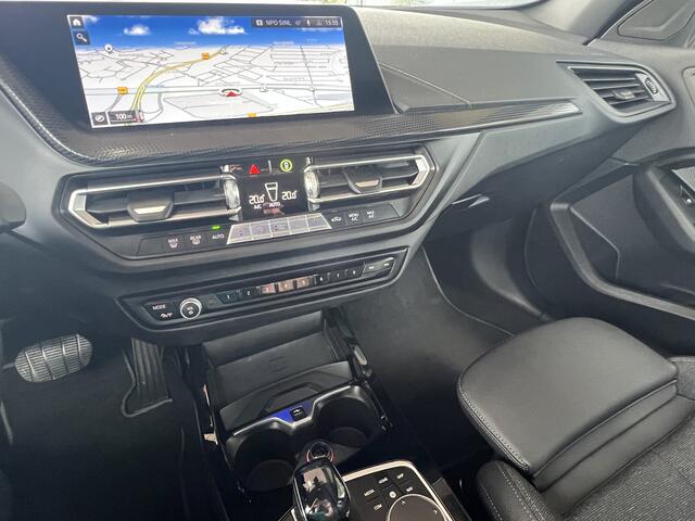 BMW 1-SERIE 118i Automaat Sportline Executive Edition Navi Prof Sportstoelen Led koplampen 17 Inch Velgen Dab Parkeersensoren v+a Shadow Line Getint Glas NL Auto